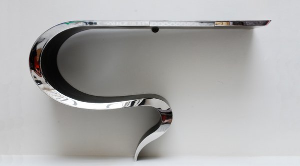 "Virgule" in stainless steel and patinated metal.